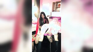 Jenny sfondata a pecora con strap on