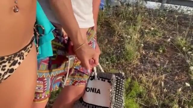 Sega in vacanza il fidanzato mentre passeggiano per strada