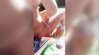 Si toglie il costume in spiaggia