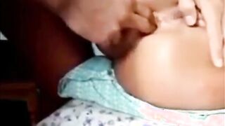 Lui le viene subito nel culo