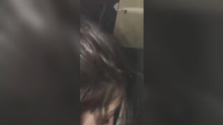 Mi fa un pompino e sputa la sborra sulle tette