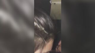 Mi fa un pompino e sputa la sborra sulle tette