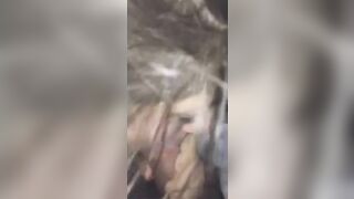 Mi fa un pompino e sputa la sborra sulle tette