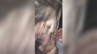 Mi fa un pompino e sputa la sborra sulle tette