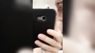 Si filma mentre la scopa nel bagno a pecorina