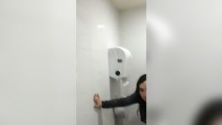 Studentessa universitaria scopata da professore nel bagno