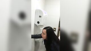 Studentessa universitaria scopata da professore nel bagno