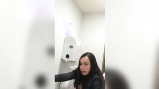 Studentessa universitaria scopata da professore nel bagno