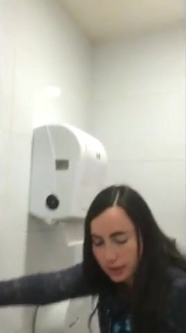 Studentessa universitaria scopata da professore nel bagno