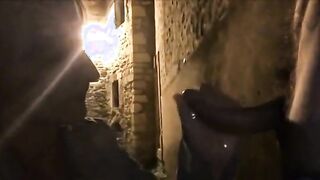 Pompino notturno in un vicolo con ingoio