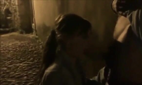 Pompino notturno in un vicolo con ingoio