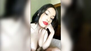 Eccovi le tette ragazzi (Diciottenne italiana)