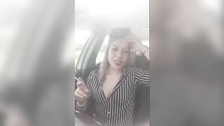 Ragazzi glielo succhia qui davanti a tutti che dite?