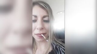 Ragazzi glielo succhia qui davanti a tutti che dite?