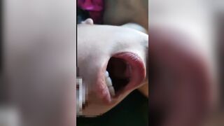 Moglie troia ingoia il cazzo davanti al cornuto