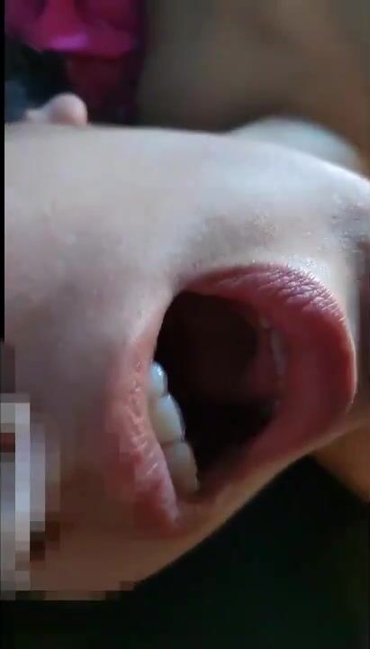 Moglie troia ingoia il cazzo davanti al cornuto