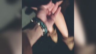 Parcheggia in centro e mi palpa il culo