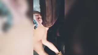 Parcheggia in centro e mi palpa il culo