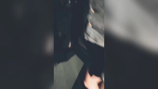 Parcheggia in centro e mi palpa il culo