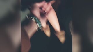 Parcheggia in centro e mi palpa il culo