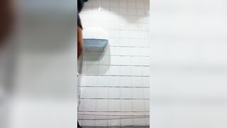 Esibizionista si masturba nel bagno al lavoro