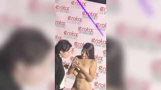 Cristina Miller fa gli autografi nuda