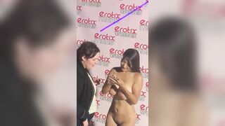 Cristina Miller fa gli autografi nuda
