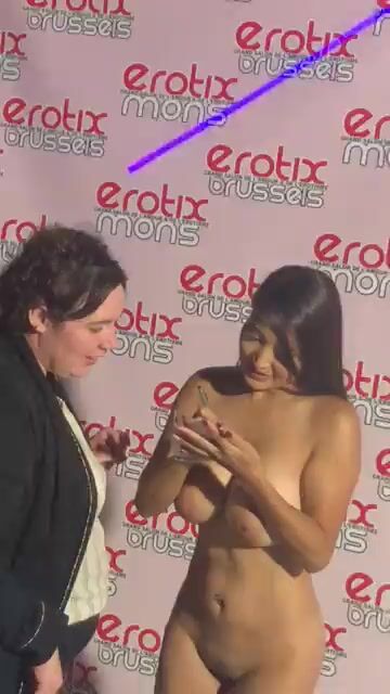 Cristina Miller fa gli autografi nuda