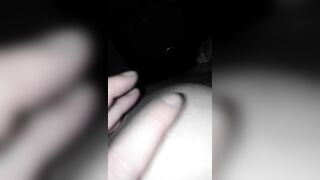 Il mio capezzolo duro e lui che mi stringe il seno