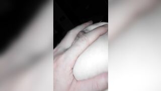 Il mio capezzolo duro e lui che mi stringe il seno