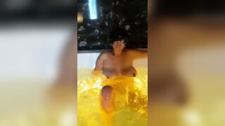 Moglie troia si sditalina in jacuzzi