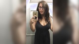 Esce le tette e pubblica video su Instagram