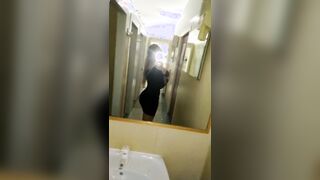 Milf culona italiana allo specchio