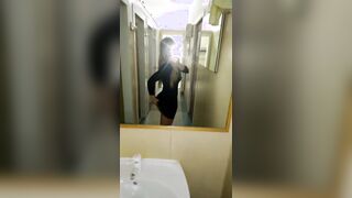 Milf culona italiana allo specchio