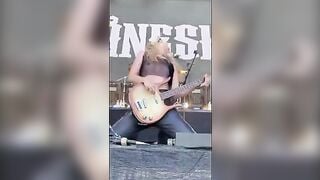 Victoria De Angelis tette in concerto Maneskin