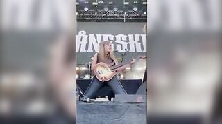 Victoria De Angelis tette in concerto Maneskin