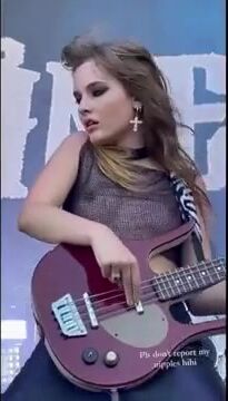 Victoria De Angelis tette in concerto Maneskin