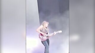 Victoria De Angelis seno nudo a Vienna e foto hot Maneskin TikTok