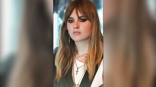 Victoria De Angelis seno nudo a Vienna e foto hot Maneskin TikTok