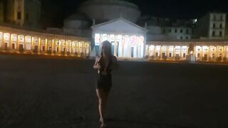 Noemi trans italiana esibizionista in Piazza Plebiscito Napoli