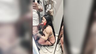 Pompino moglie troia nel camerino del negozio