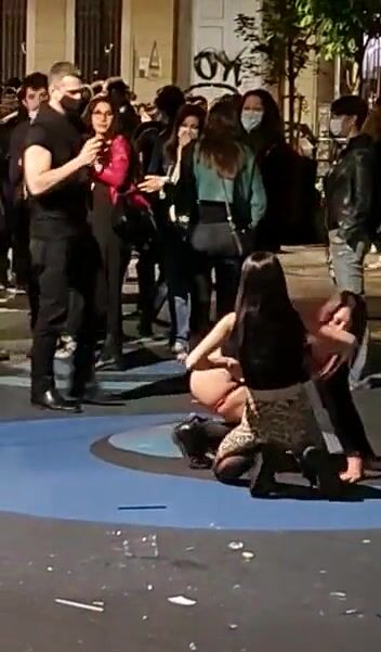 Ragazze italiane nude in strada