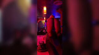 Alessia a pecorina sul bancone del bar