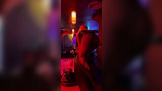 Alessia a pecorina sul bancone del bar