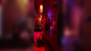 Alessia a pecorina sul bancone del bar