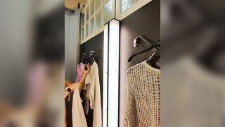 Italiana esibizionista nel camerino centro comerciale