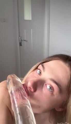 Ragazza italiana onlyfans si masturba con dildo il culetto