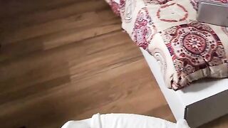 Sega spiando la coinquilina per poi scoparla