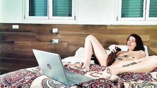 Sega spiando la coinquilina per poi scoparla