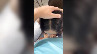 Studentessa tettona lo succhia in classe